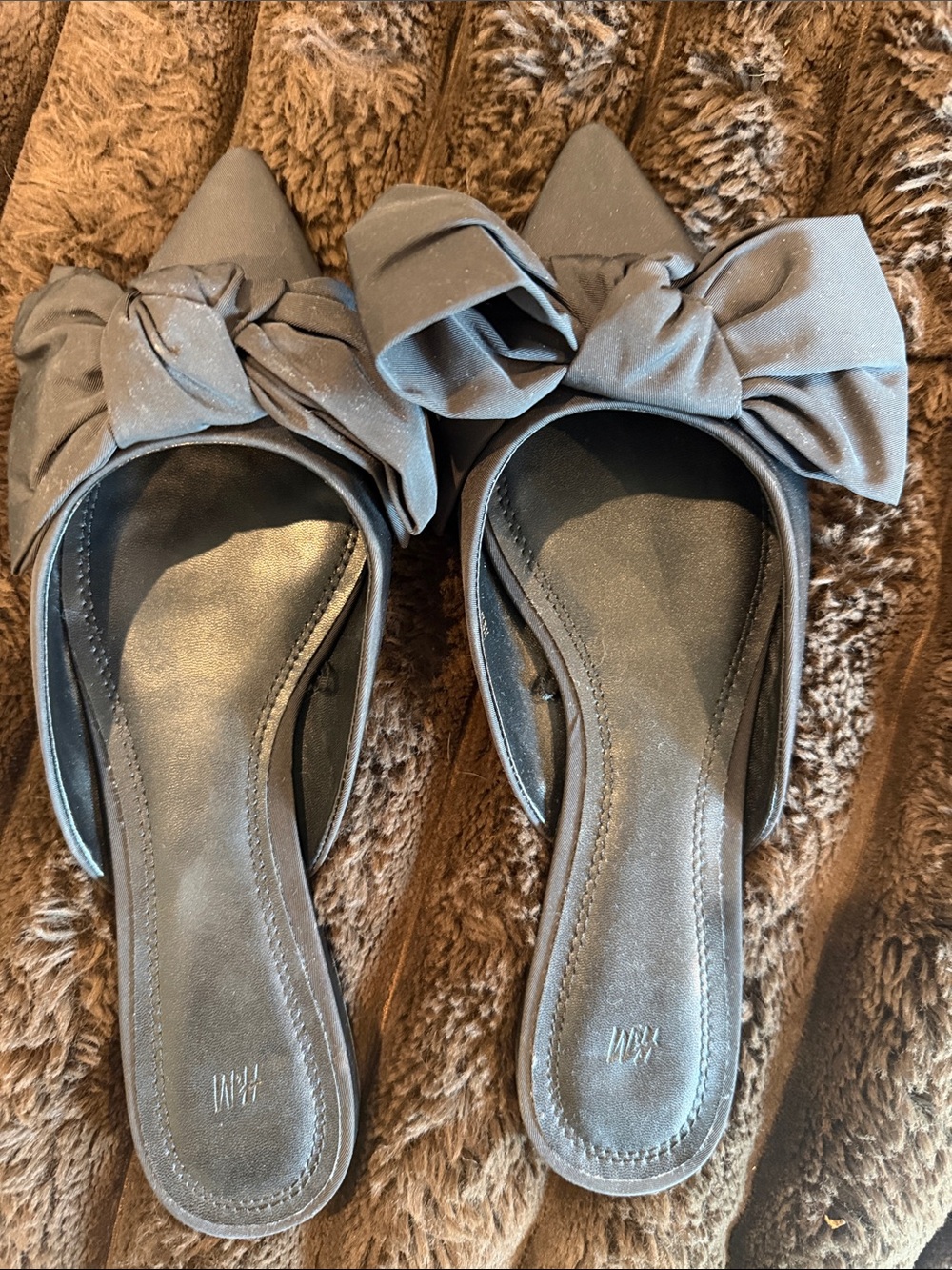 Women’s black Bow Pointed-Toe Slip-On Flats